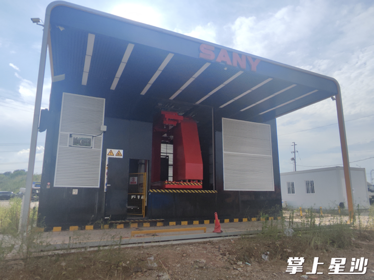 绿色纯电动智慧环保渣土车专用充电桩。湖南雅隽新能源科技发展有限公司供图 绿色纯电动智慧环保渣土车专用充电桩。湖南雅隽新能源科技发展有限公司供图