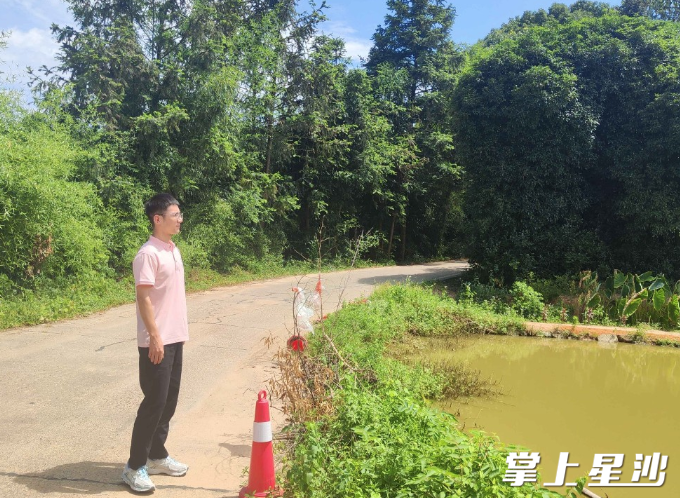 刘永昌巡查道路。