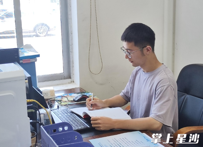 工作中的刘永昌。