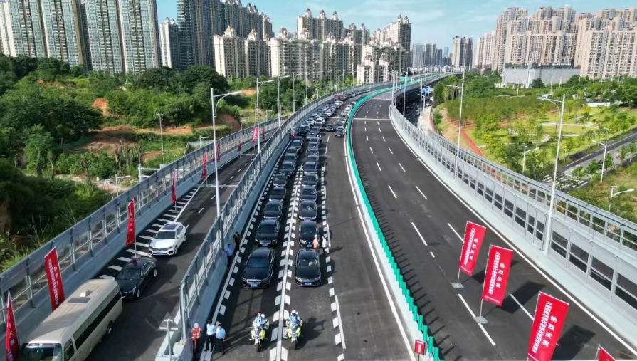 万家丽路快速化改造北延线今日通车。