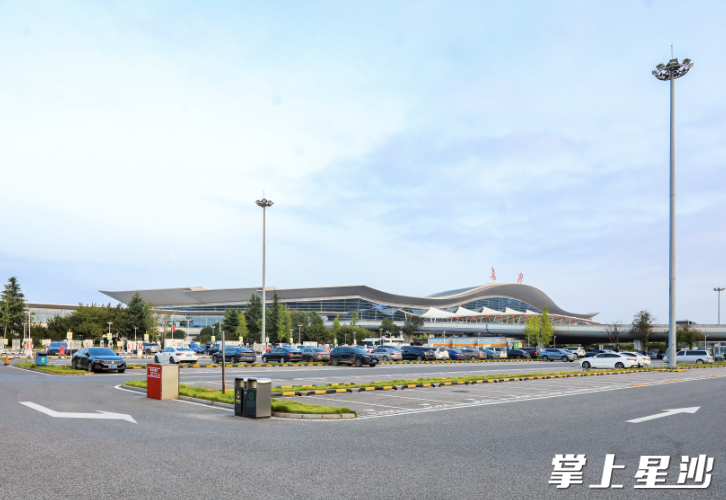 长沙黄花国际机场超级充电站。均为县发改局供图