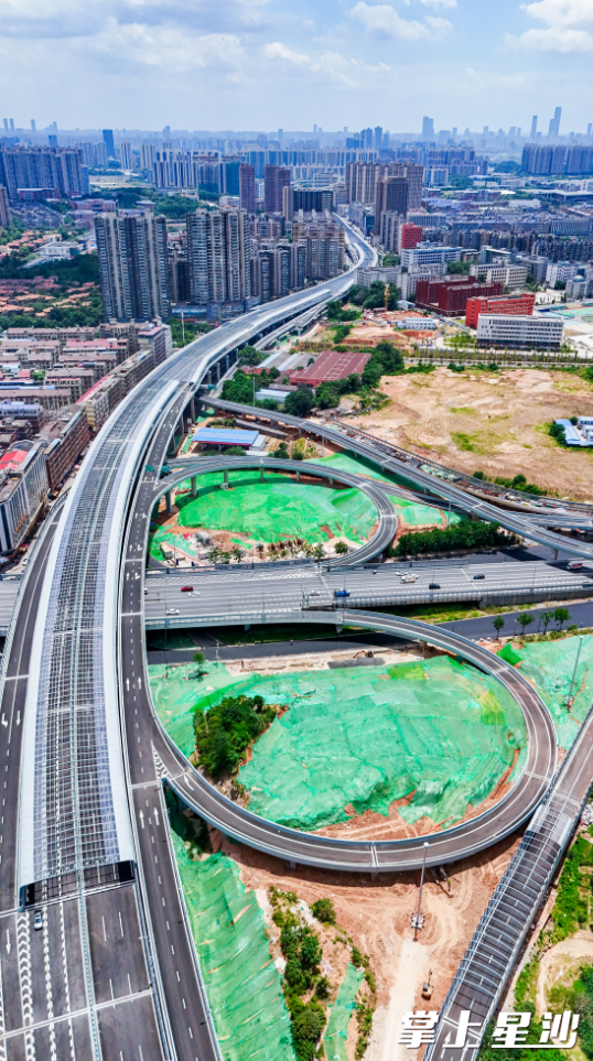 万家丽路快速化改造北延线项目获得省级表彰6次，并创造了湖南省乃至全国市政项目施工的多个第一。章帝 摄