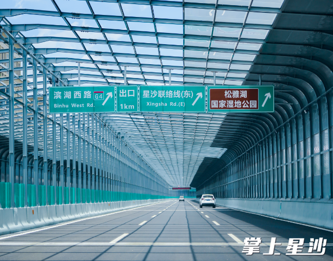 高架桥全线设置全封闭声屏障，起到很好的隔尘降噪效果，将对周边居民的生活影响降至最低。章帝 摄