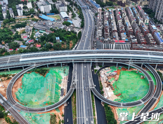 万家丽路快速化改造北延线项目（含电力隧道）通车。章帝 摄