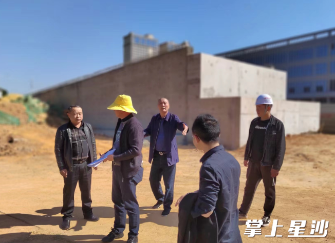 图为工作人员上门走访。街道供图