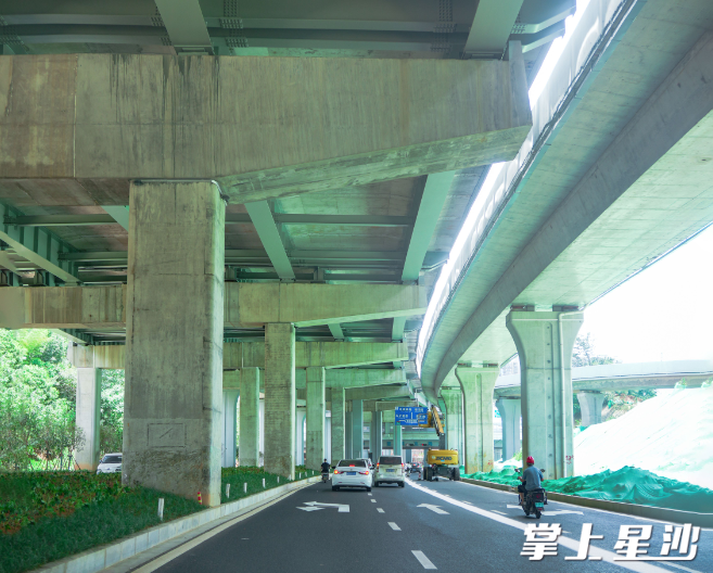 湘龙街道通过科学引流，保障“桥下”通畅。章帝 摄