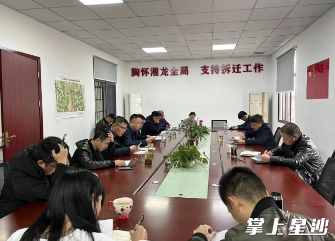 湘龙街道组织交警、项目方、重点工程事务局、社区、业主现场召开协调会，共同商议最优解。街道供图