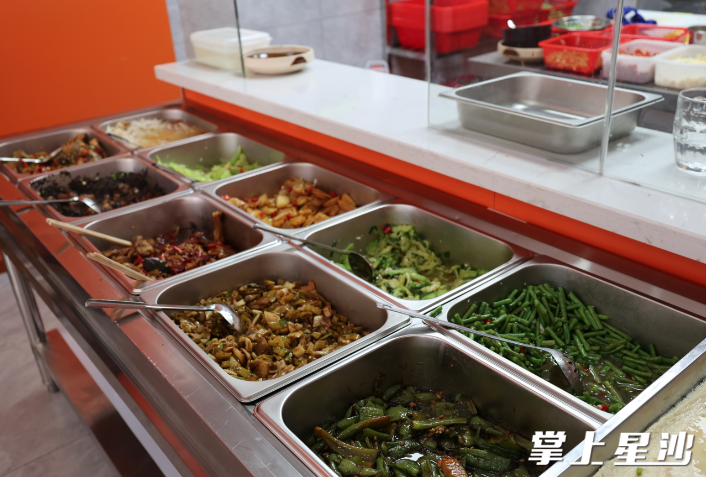 社区食堂菜色好，菜品丰富。文雅丽 摄