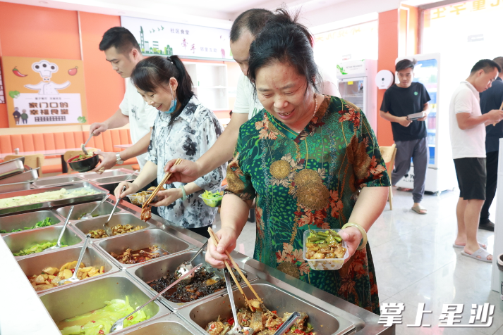 社区食堂“饭搭子”越来越多。文雅丽 摄