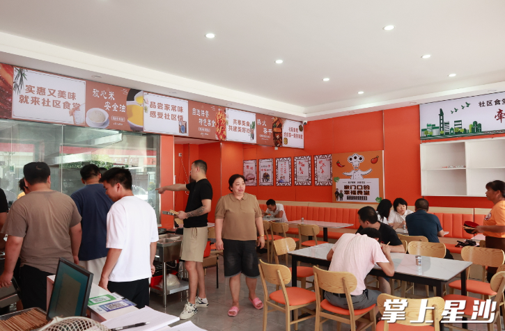 每到饭点，社区食堂就“挤”满了人。文雅丽 摄