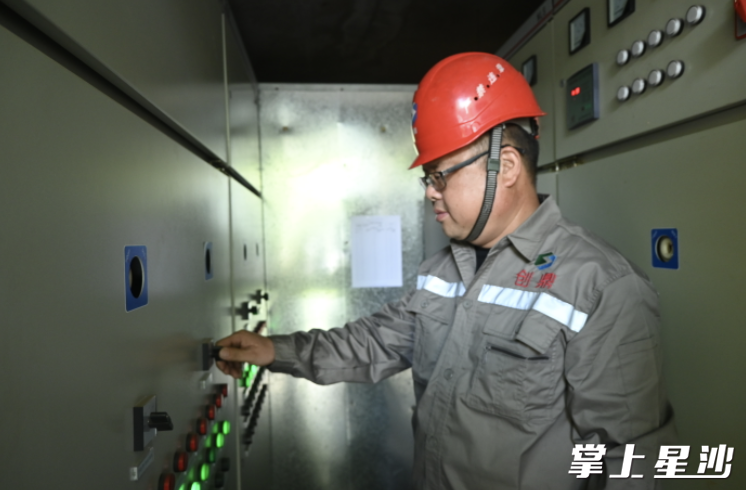 张学兵正在进行每月常规的电力检修工作。均为杨欣雨 摄 张学兵正在进行每月常规的电力检修工作。均为杨欣雨 摄