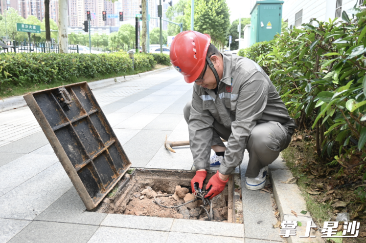 张学兵正在检查管道内线路情况。 张学兵正在检查管道内线路情况。