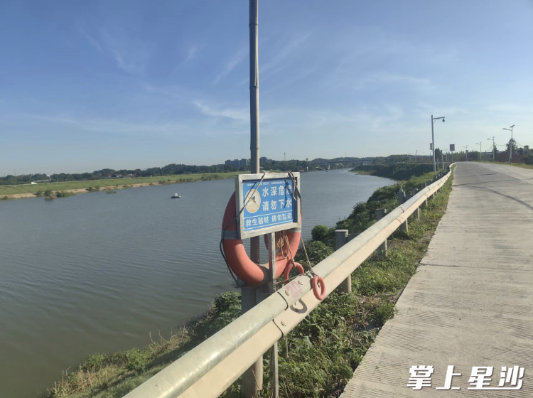 湘龙街道对重点湖泊河流设置警示标志牌、救生圈、救生竹竿等必要救生设施。湘龙街道供图
