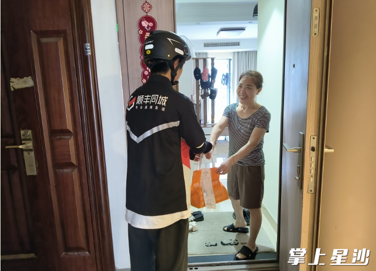 星沙大食堂与顺丰同城合作为居民送餐。街道供图
