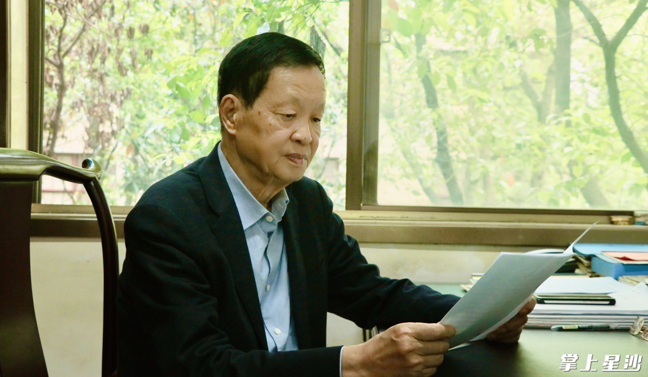 “十佳”社会贤达曹国兴。