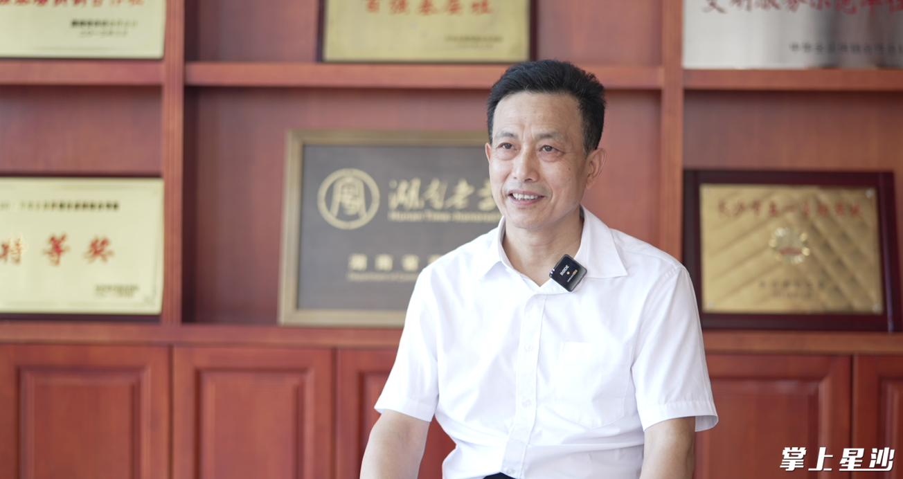 “十佳”社会贤达黄晓钦。