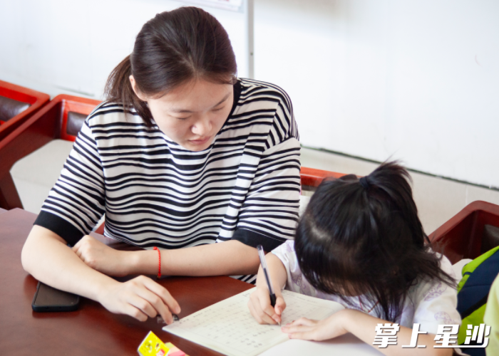 宁嘉欣前往镇政府青年之家开展暑期爱心托管班志愿服务工作。宁嘉欣供图