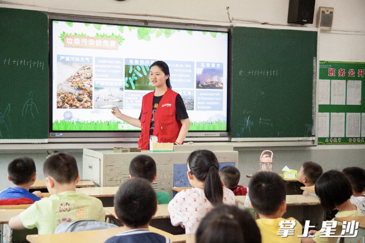 争做环保小卫士”主题讲座。