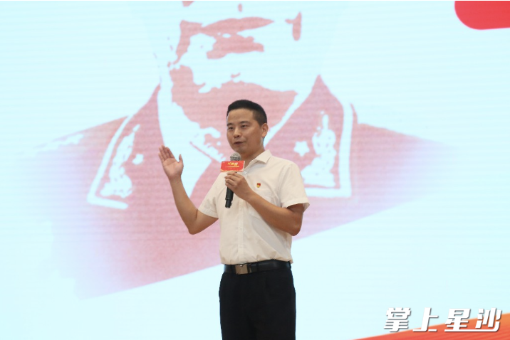 先锋宣讲队成员舒俊现场为大家带来《一份珍贵的手稿》的宣讲。