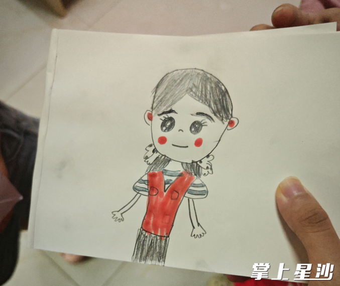 孩子们画的“刘庆”。