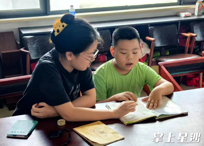 牛孟月在爱心托管班参加志愿者活动。牛孟月供图