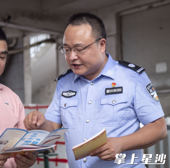 周总强正在进行普法。