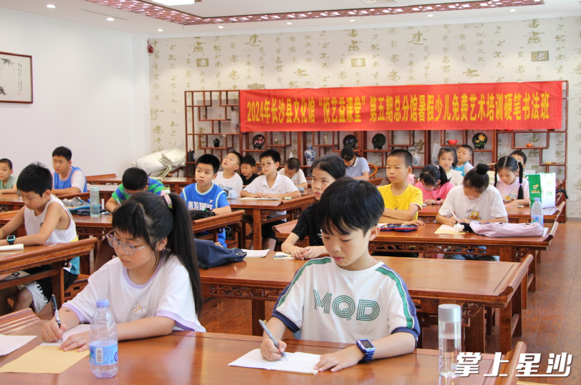书法课上，孩子们正认真写字。长沙县图书馆供图