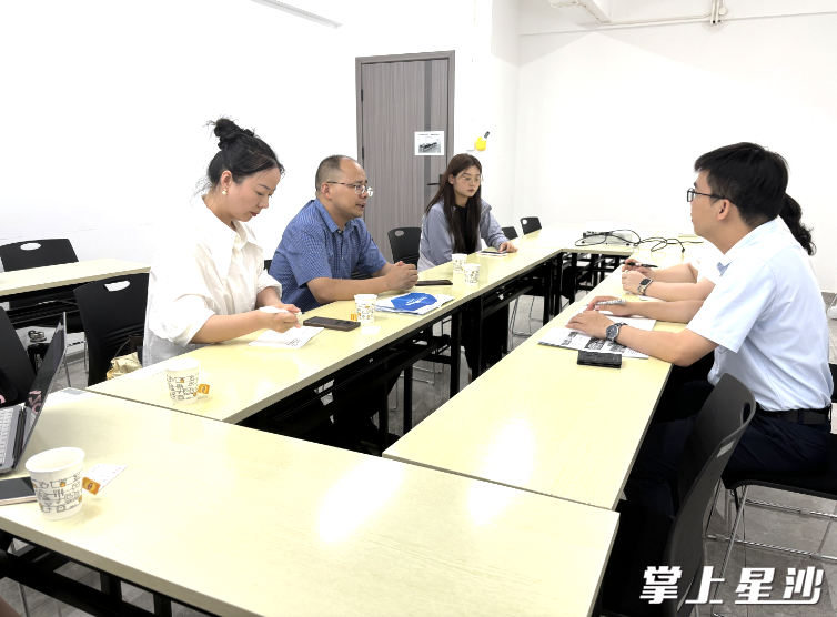 星沙街道工作人员上门了解企业岗位设置和需求。