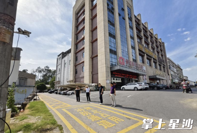 工作人员在开展消防安全检查。均为金井镇供图