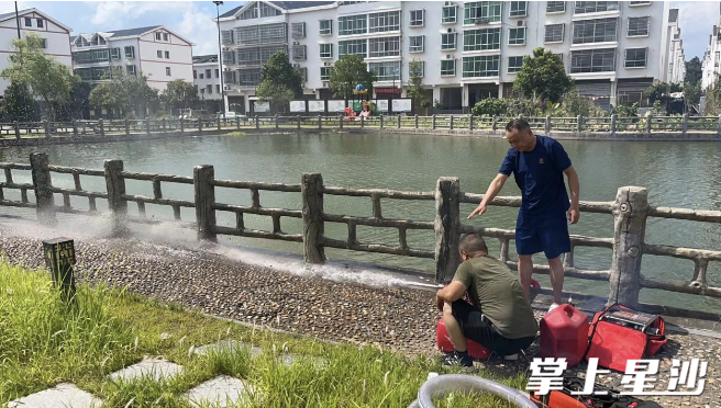 工作人员正在开展设备检修维护工作。