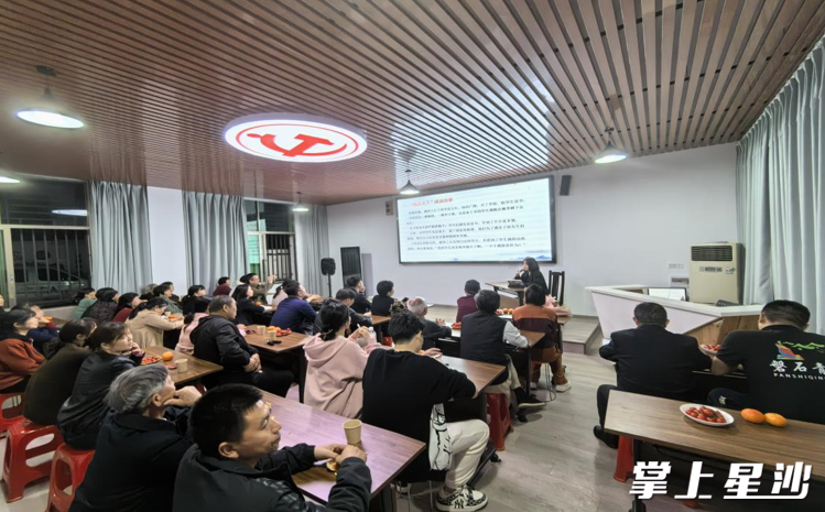 余家坳“村民夜校”正开展好家风故事分享会。开慧镇供图