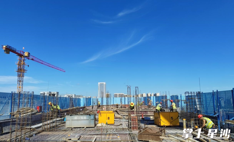 项目3#栋，木工和钢筋工在进行顶楼施工作业。均为县住建局供图