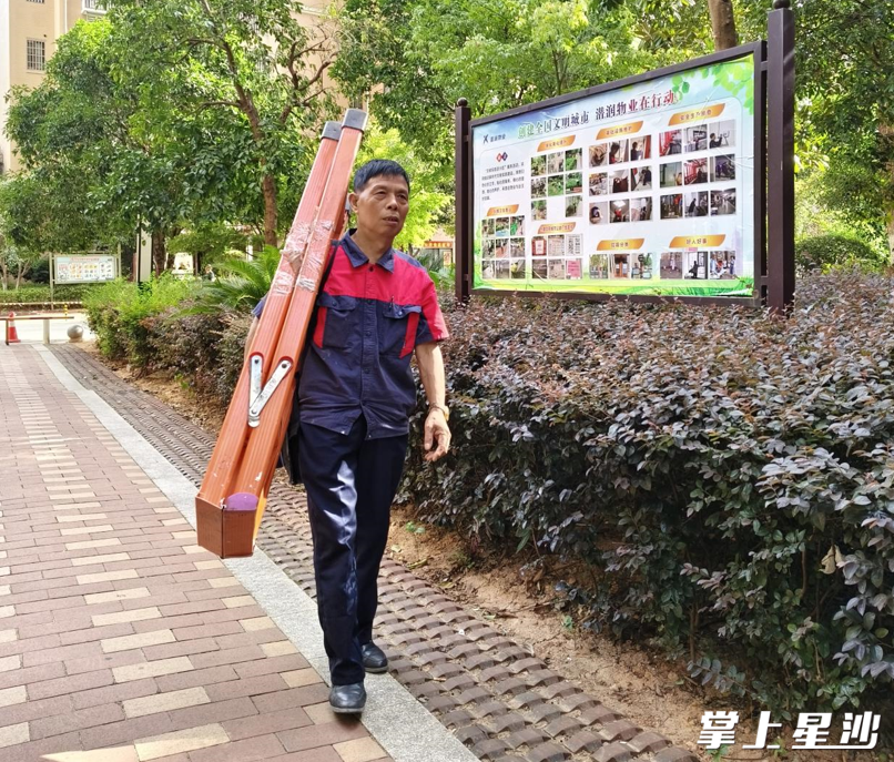 物业人员正在前往修理路灯。