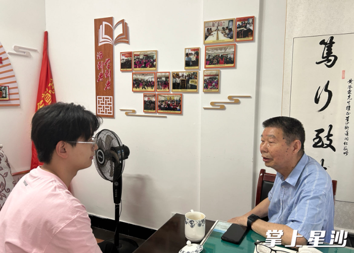 熊哲贤采访黄爹。均为熊哲贤供图