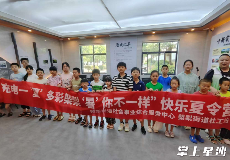 陈洪毅在夏令营参加志愿者活动。
