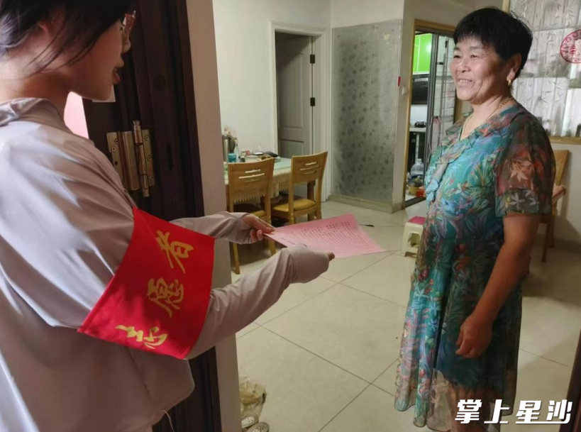 谢嘉雯参与入户宣传及房屋信息录入工作，逐户拜访居民。均为谢嘉雯供图