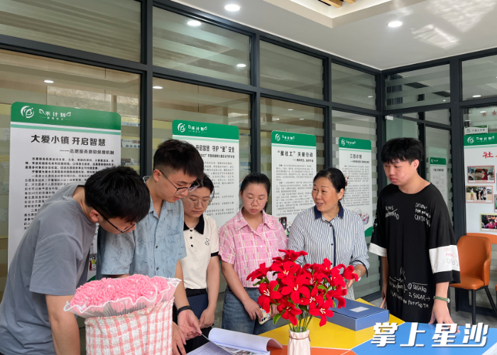 开慧社工站李站长讲述社工站历程。彭雯雯供图