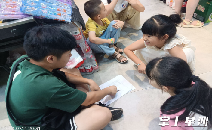 图为实践团成员为金龙村的小朋友们讲授知识。