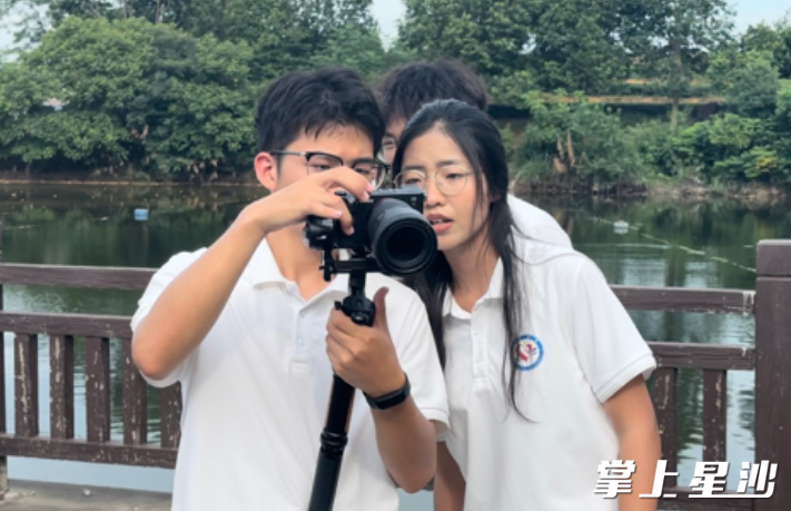 图为实践团成员为金井拍摄茶旅融合宣传片。