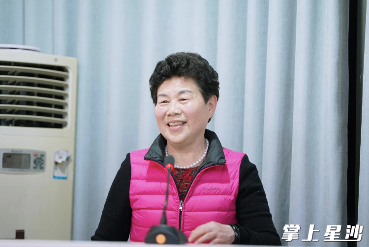 缪曼聪在余家坳村民夜校。均为张庆 摄