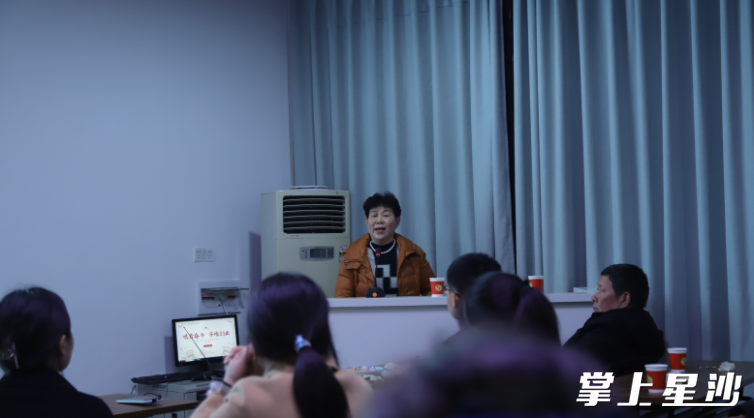缪曼聪在余家坳村民夜校讲述家风故事。