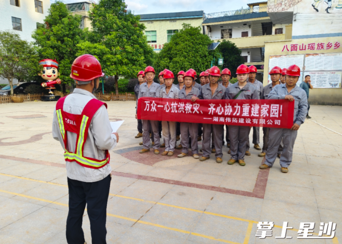 彭文政带队，奔赴一线抢修电力。均为福临镇供图