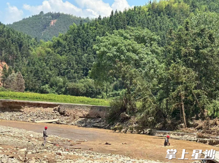 工作人员涉水架线，最终让变压器“归位”。