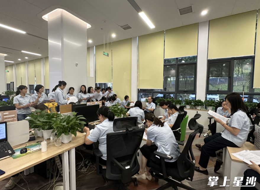 不动产登记中心开展“学习大练兵”的学习培训活动。长沙县自然资源局供图