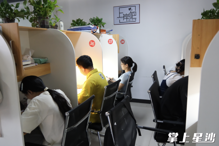 自习室内有各自独立的学习空间，学习氛围浓。均为李杰 摄