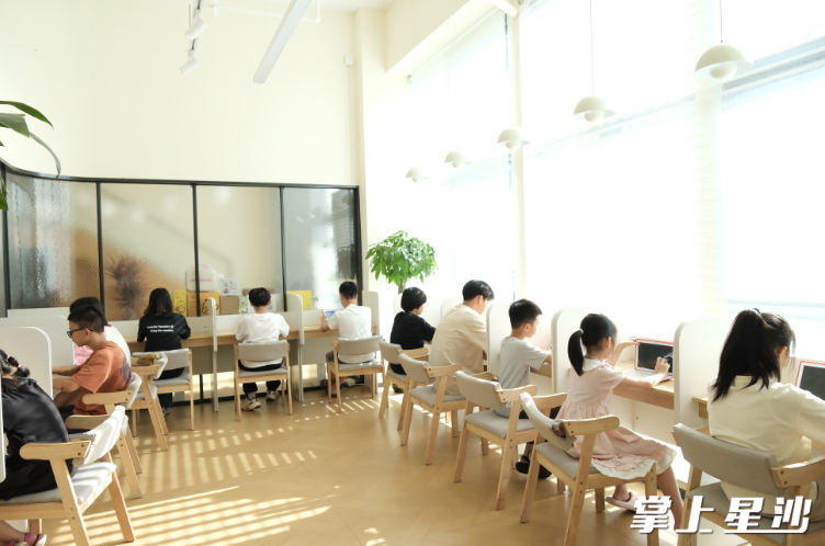 松雅自习室环境干净整洁，学生们用平板电脑认真学习。