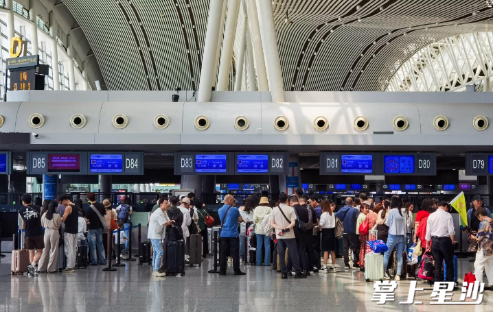 黄花机场值机处，游客有序排队。机场供图