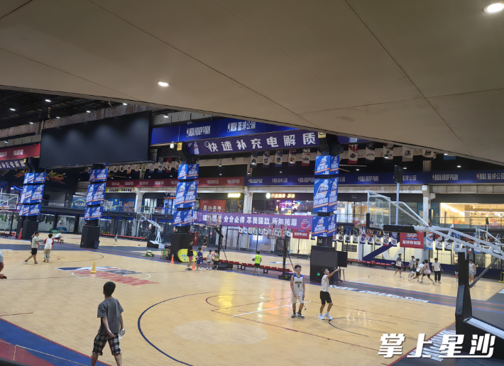 乐运魔方篮球公园，白天任何时段都有人在打球，晚上更加热闹。刘思源 摄