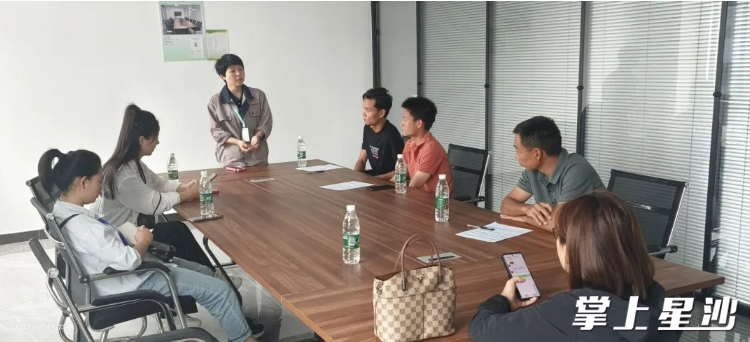 星沙街道组织求职者与企业相关负责人“面对面”交流。