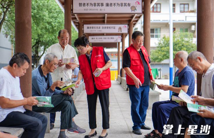 老党员黄文彰、王莲喜在小区为居民发放宣传资料，提升“绿色完整”居住社区创建知晓率。